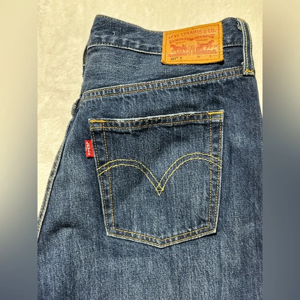 Levi’s 501 T tapered fit distressed button fly denim jeans style 40197 size 28